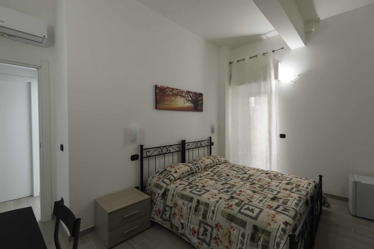 아칠리아 Il Giardino Dell'Eden B&B 외부 사진